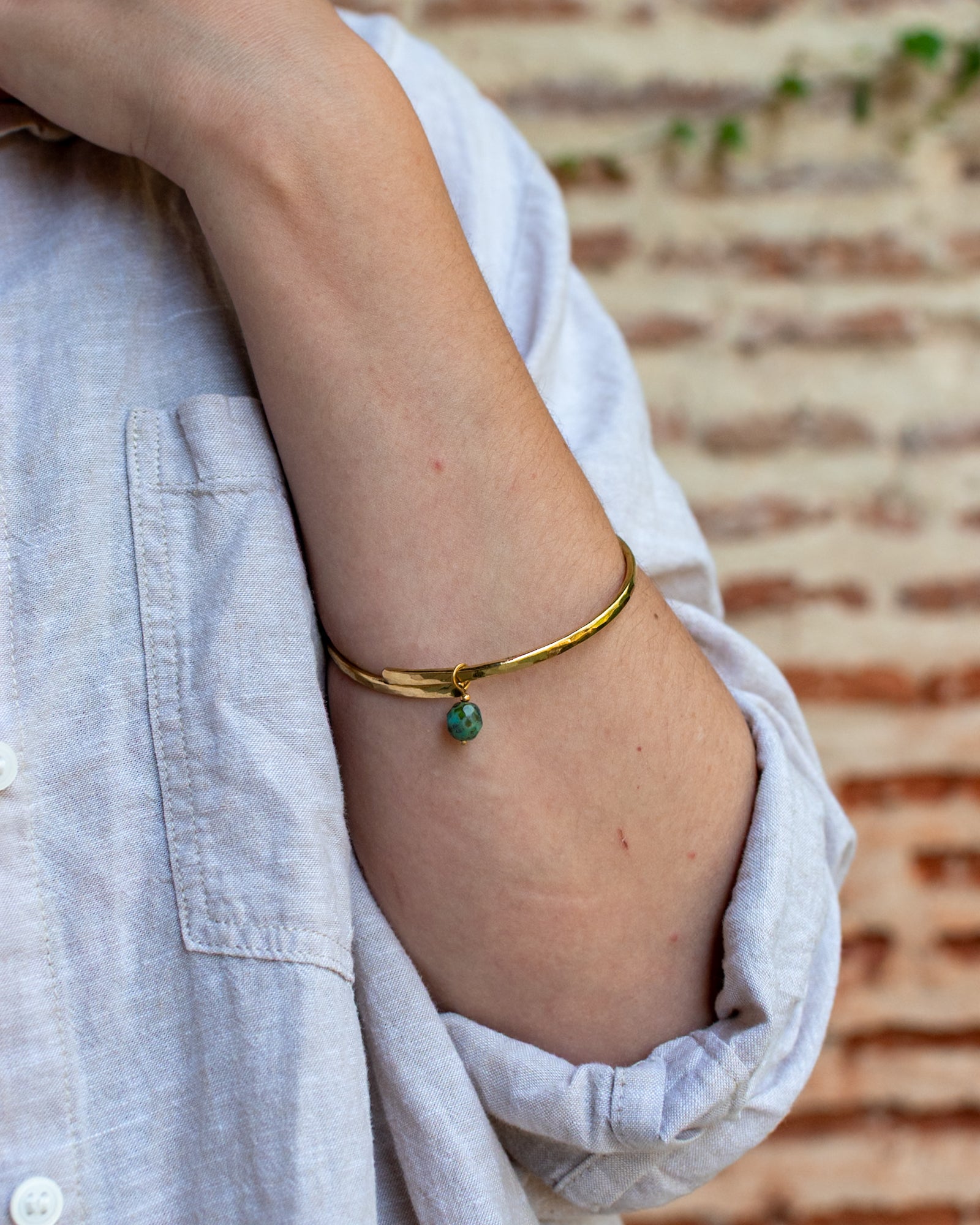 Jonc martelé avec charm amovible - perle turquoise