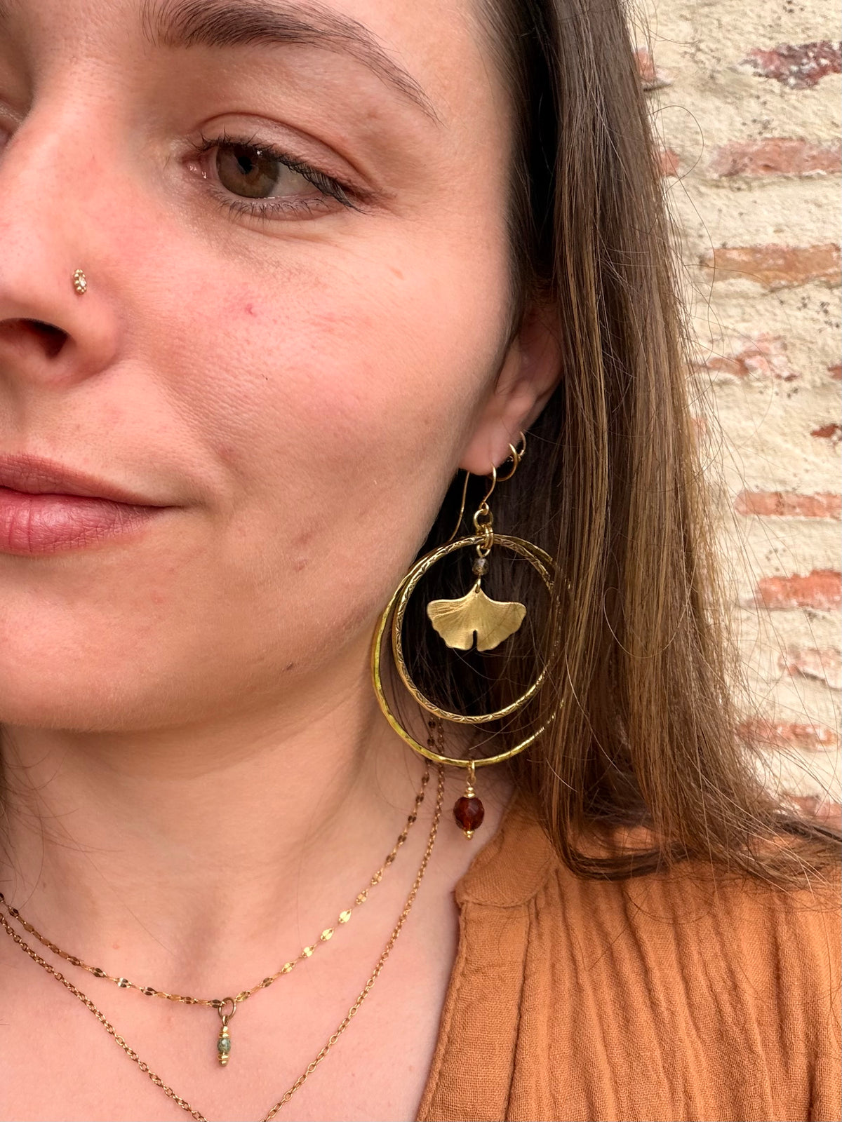 Les créoles Irrésitibles, version Ginkgos avec des perles en verre tchèque topaze fumé