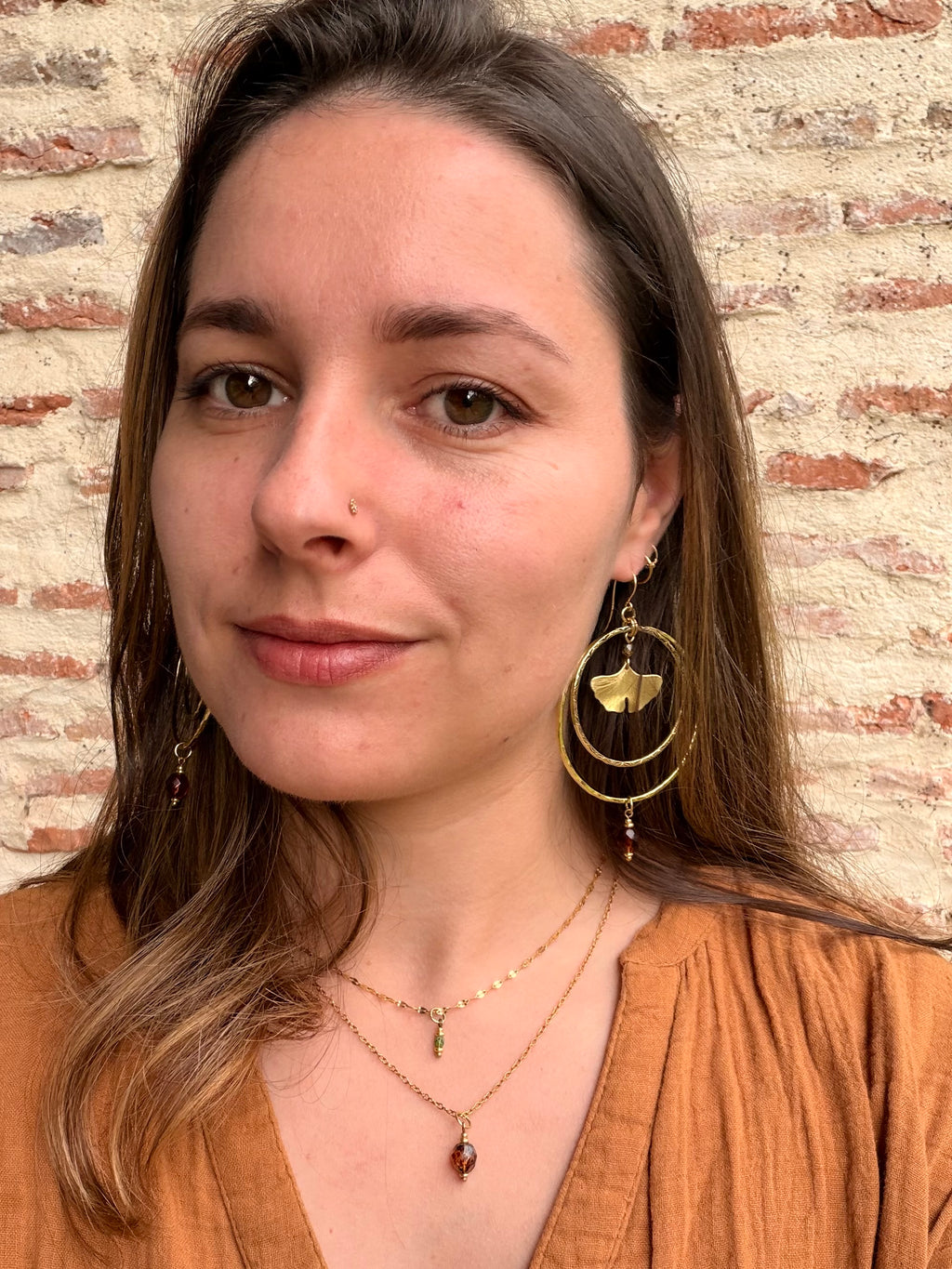 Les créoles Irrésitibles, version Ginkgos avec des perles en verre tchèque topaze fumé