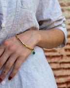 Jonc martelé avec charm amovible - perle vert émeraude