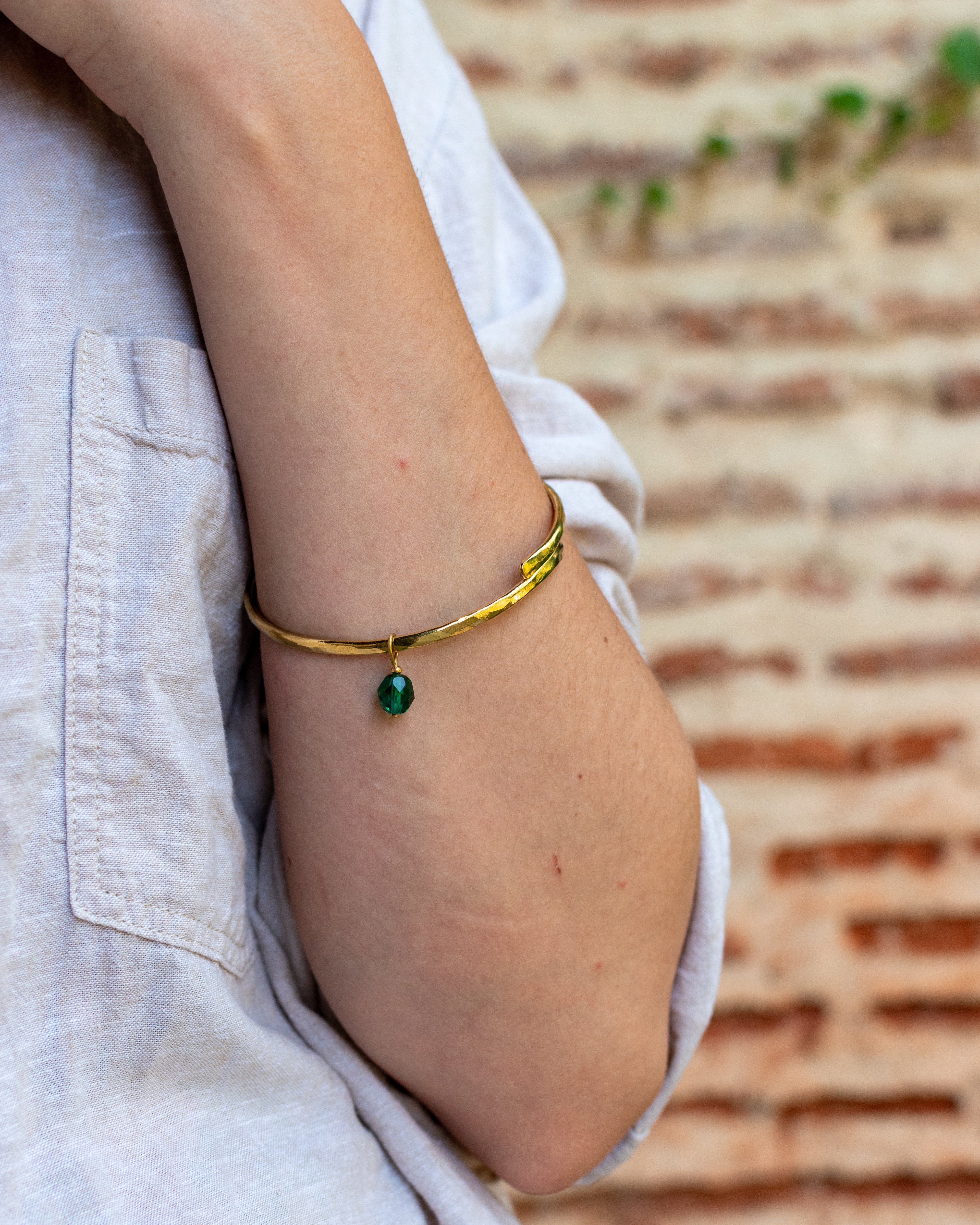 Jonc martelé avec charm amovible - perle vert émeraude