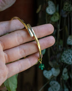 Jonc martelé avec charm amovible - perle vert émeraude