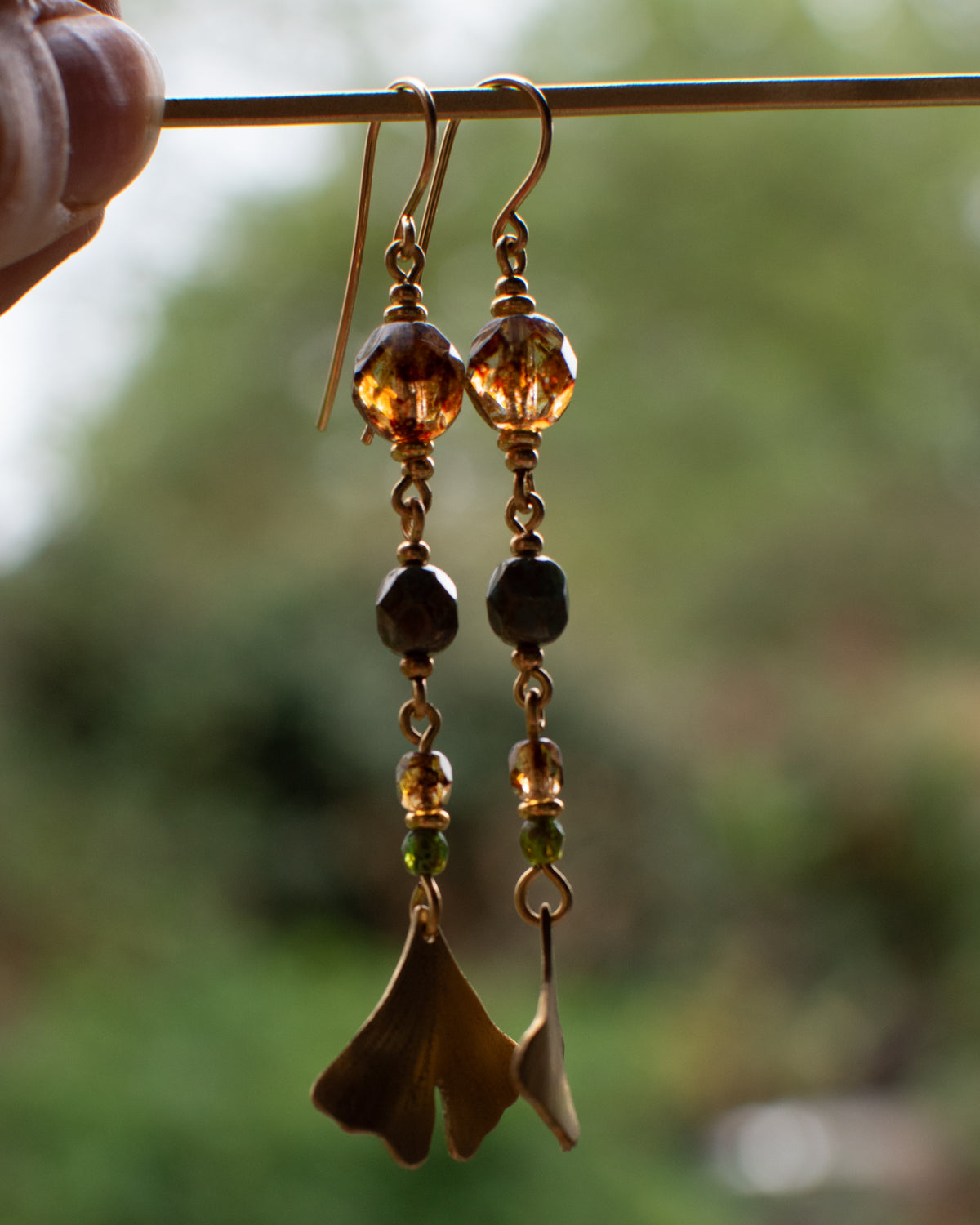 Boucles d'oreilles Harmonie et leur Ginkgos, couleurs ambrées et nuances de vert