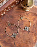 Créoles artisanales en laiton Patiné – « Cœurs d’Orient » Grenat