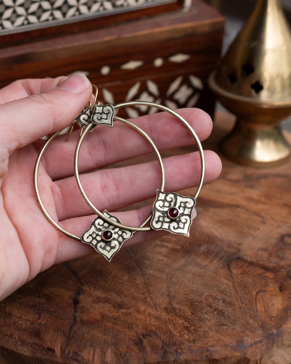 Créoles artisanales en laiton Patiné – « Cœurs d’Orient » Grenat