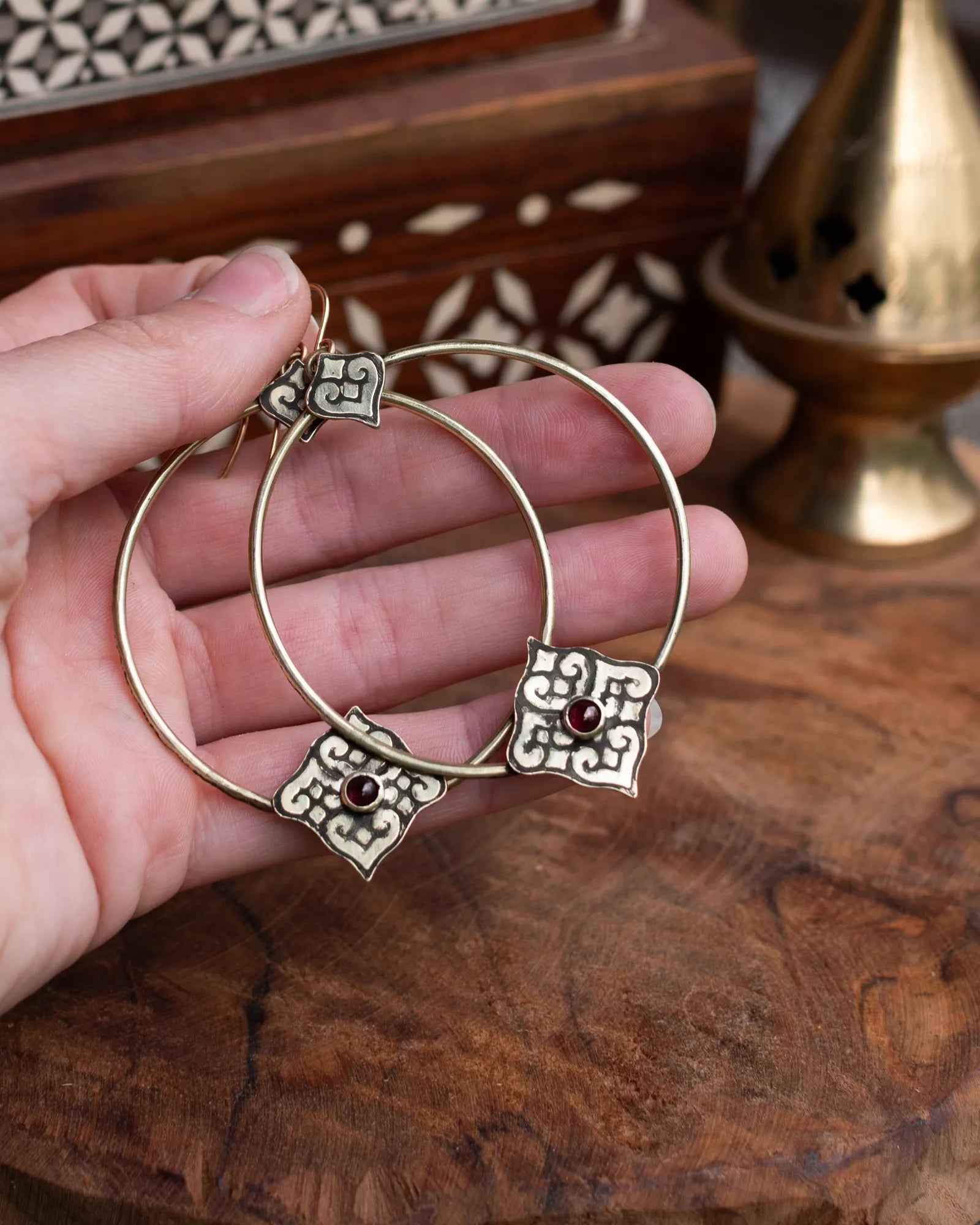 Créoles artisanales en laiton Patiné – « Cœurs d’Orient » Grenat