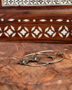 Créoles artisanales en laiton Patiné – « Cœurs d’Orient » Grenat