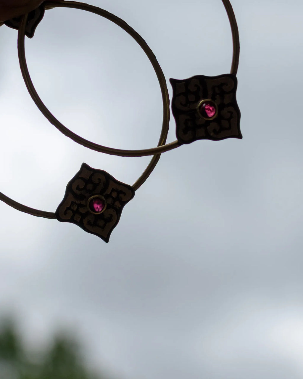 Créoles artisanales en laiton Patiné – « Cœurs d’Orient » Grenat