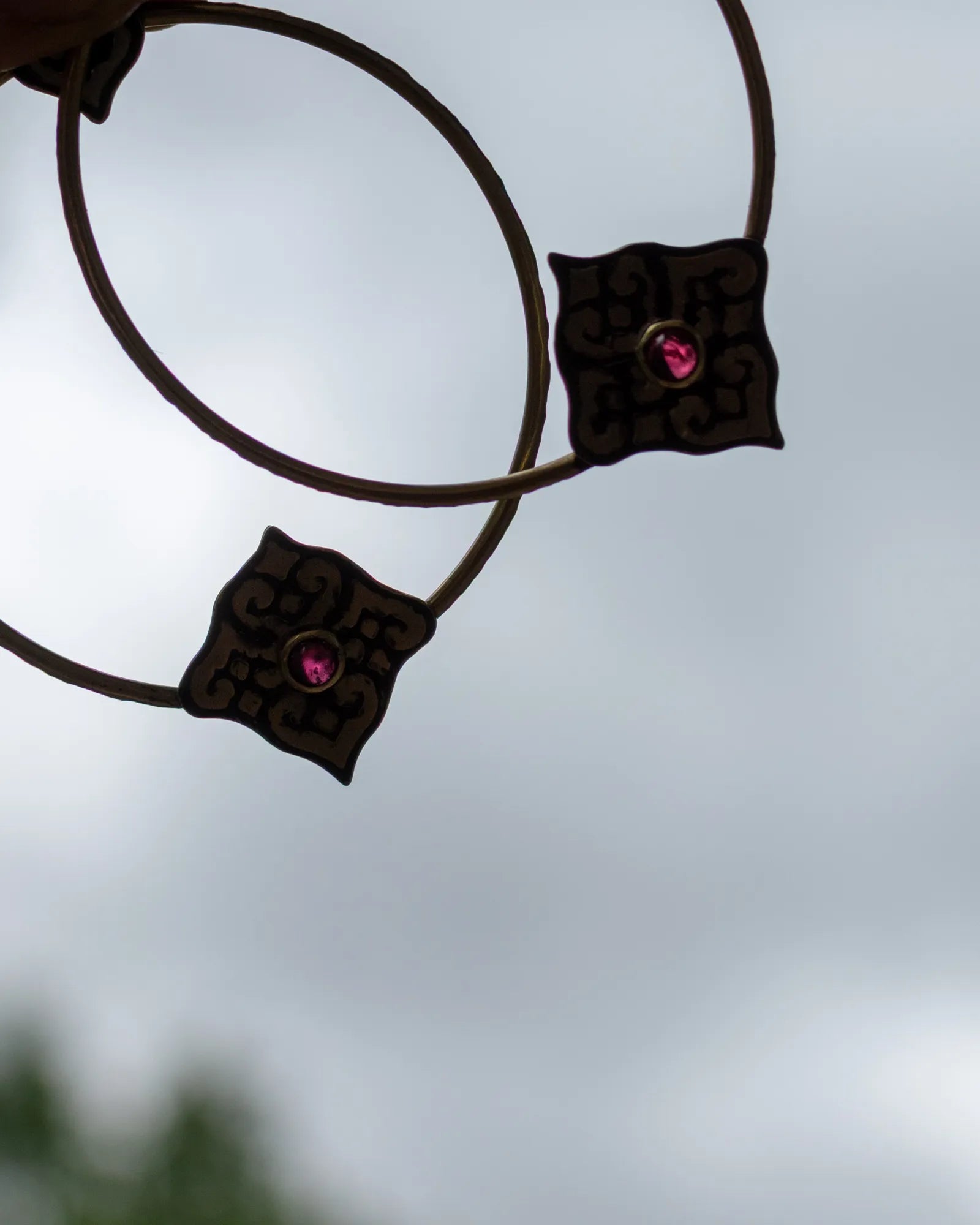 Créoles artisanales en laiton Patiné – « Cœurs d’Orient » Grenat