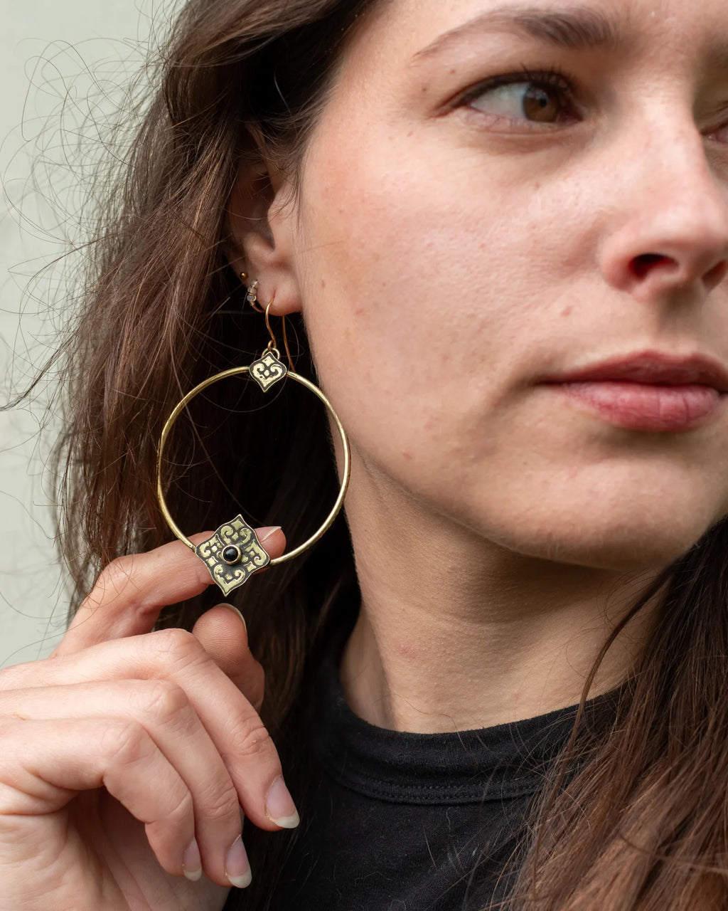 Créoles artisanales en laiton Patiné – « Cœurs d’Orient » Grenat