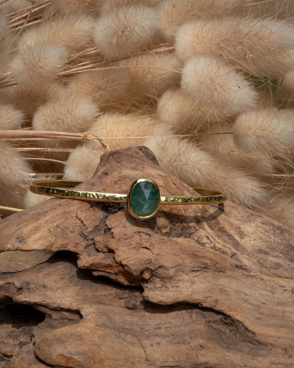 Bracelet jonc en laiton texturé avec une kyanite verte-bleutée facettée