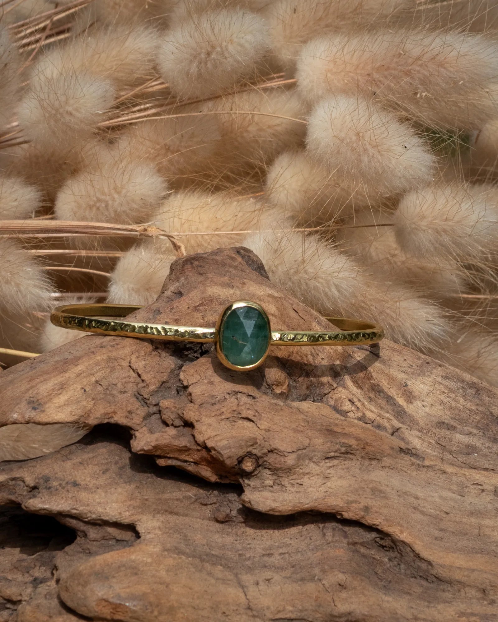 Bracelet jonc en laiton texturé avec une kyanite verte-bleutée facettée