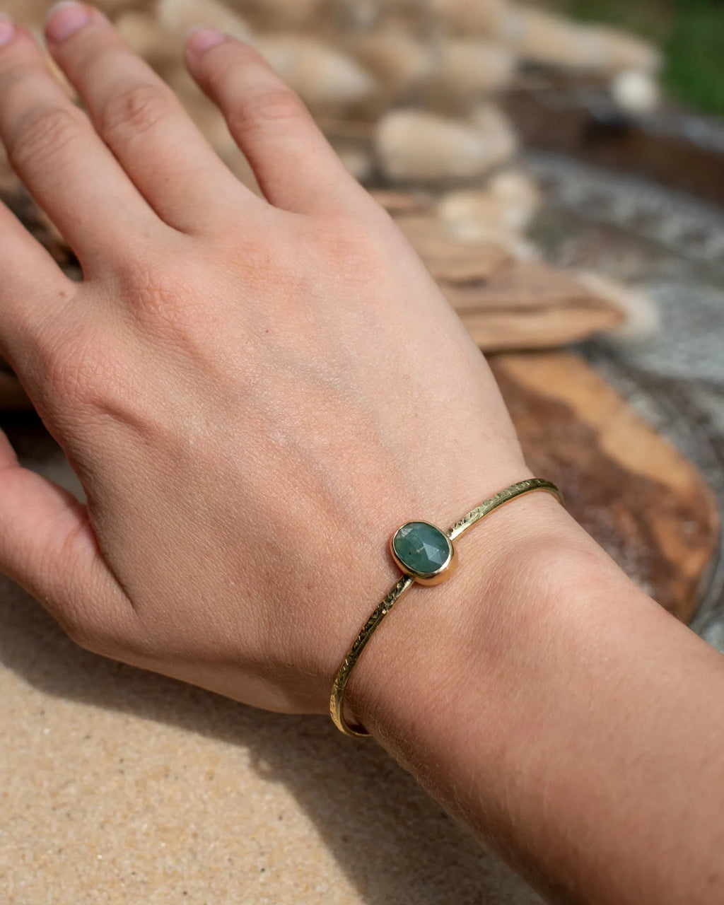 Bracelet jonc en laiton texturé avec une kyanite verte-bleutée facettée