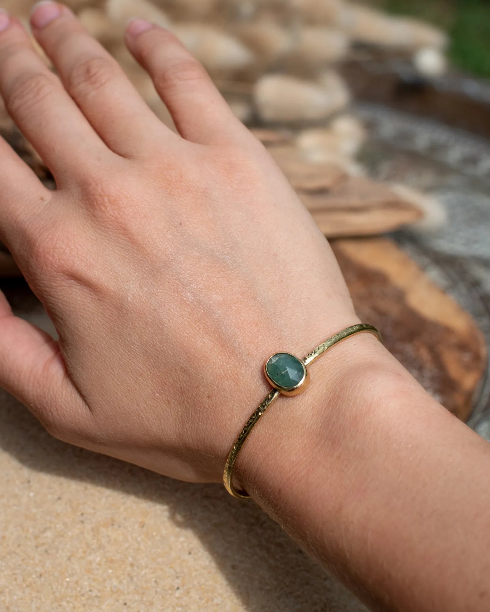 Bracelet jonc en laiton texturé avec une kyanite verte-bleutée facettée