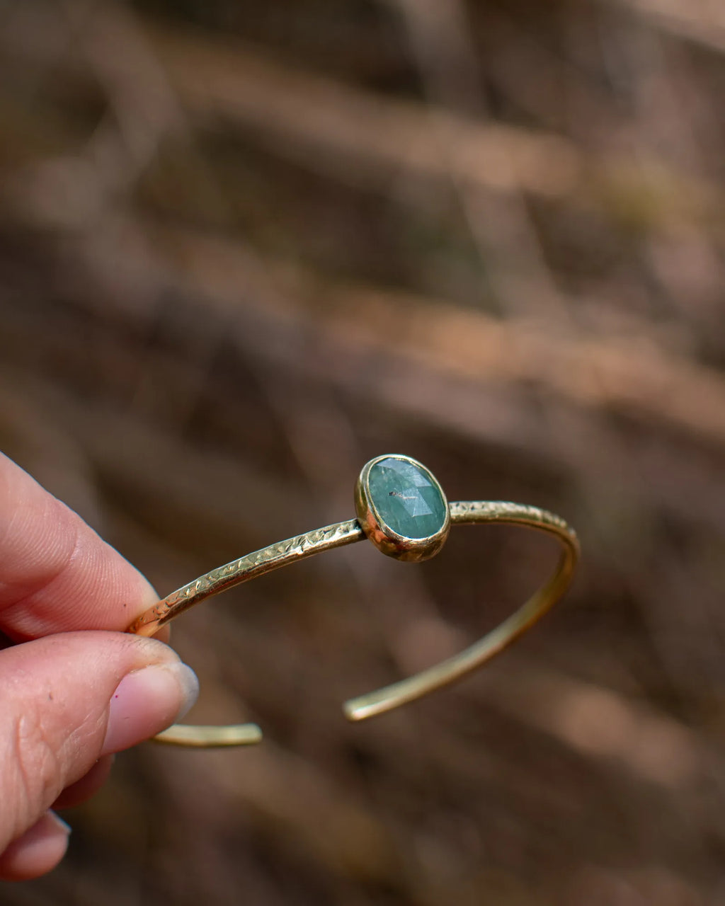 Bracelet jonc en laiton texturé avec une kyanite verte-bleutée facettée