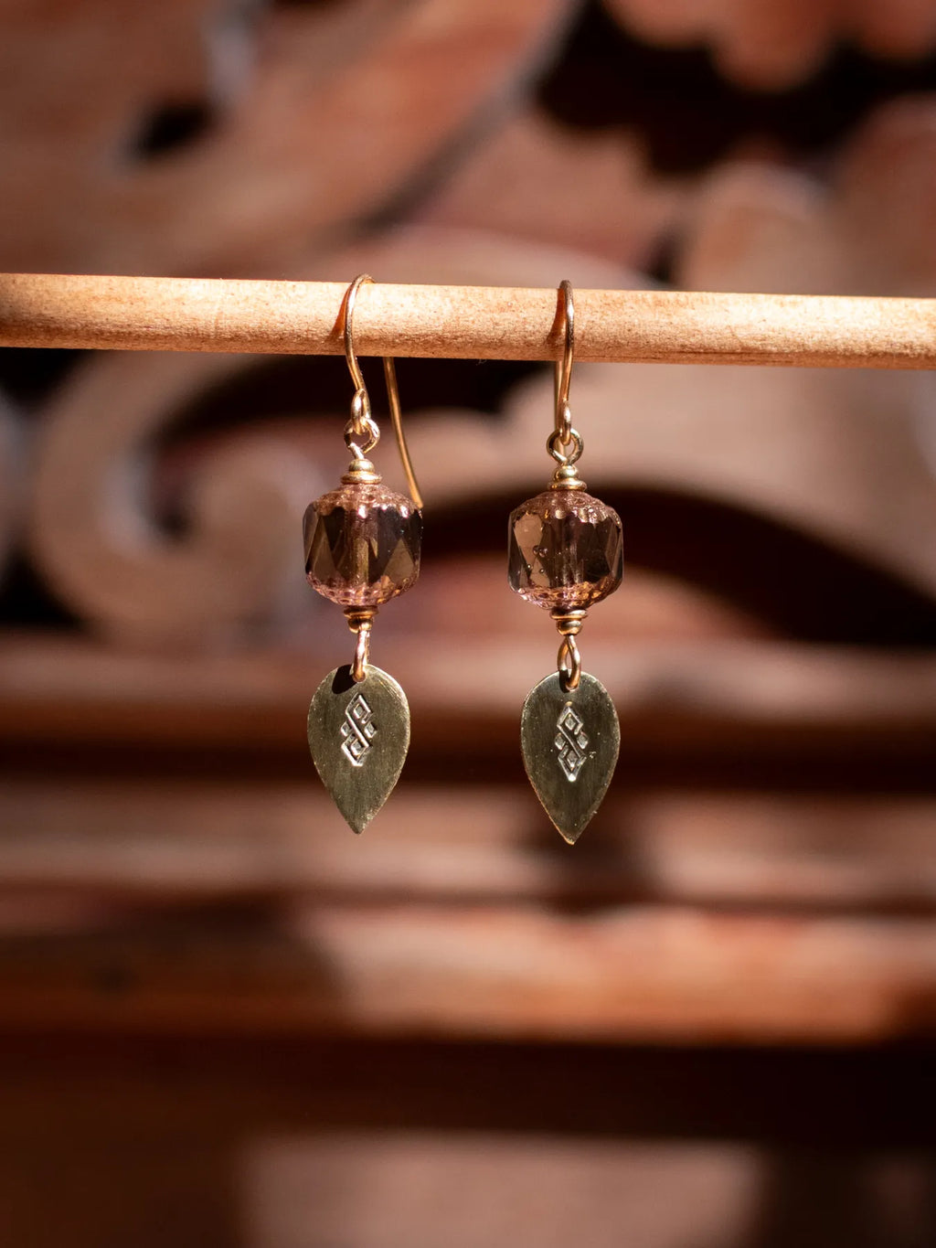 Boucles d’oreilles Folia – Perles en verre tchèque & feuilles de en laiton