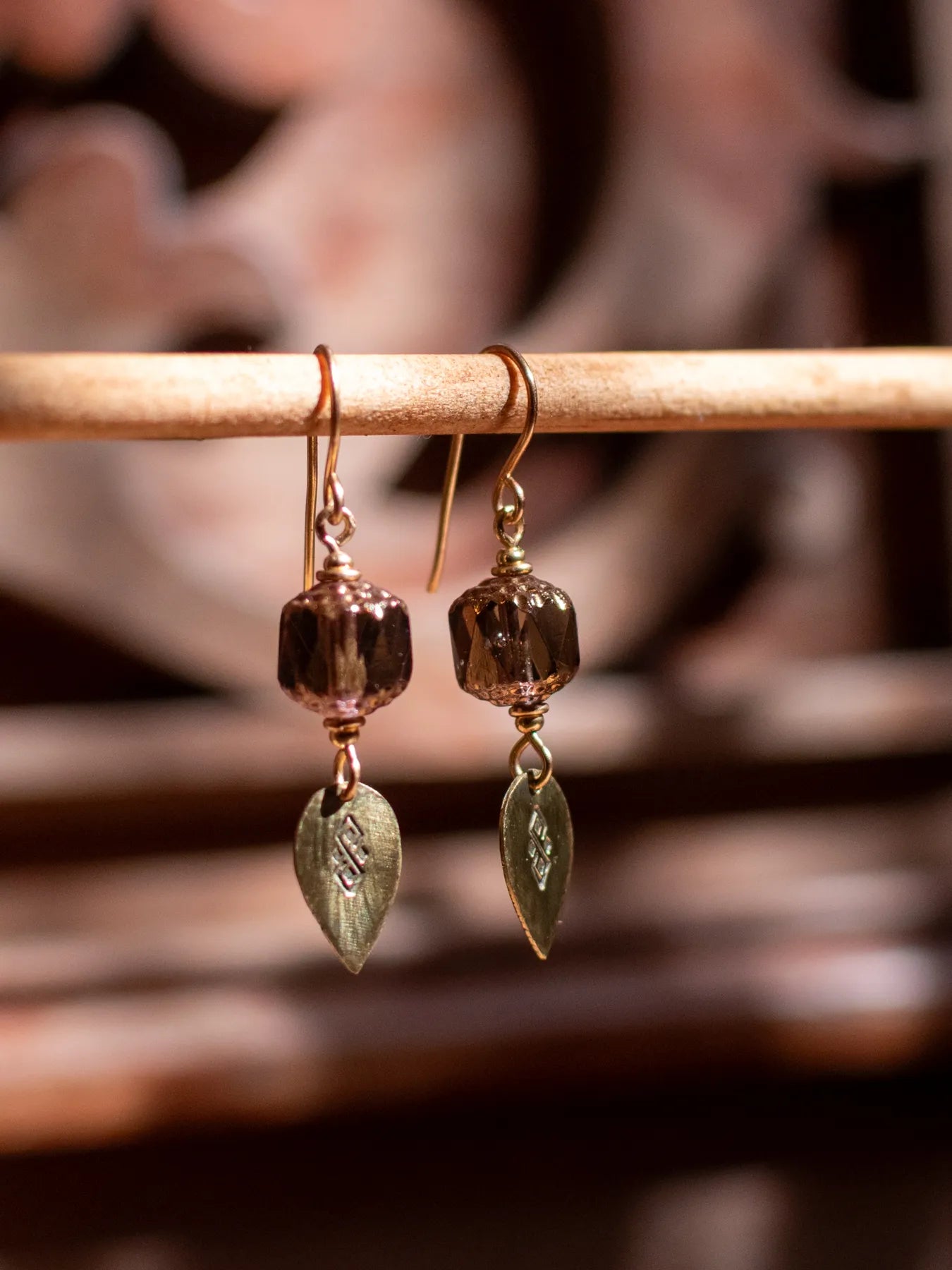 Boucles d’oreilles Folia – Perles en verre tchèque & feuilles de en laiton