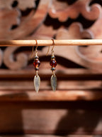 Boucles d’oreilles Folia – Perles en verre tchèques & feuilles en laiton