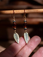 Boucles d’oreilles Folia – Perles en verre tchèques & feuilles en laiton