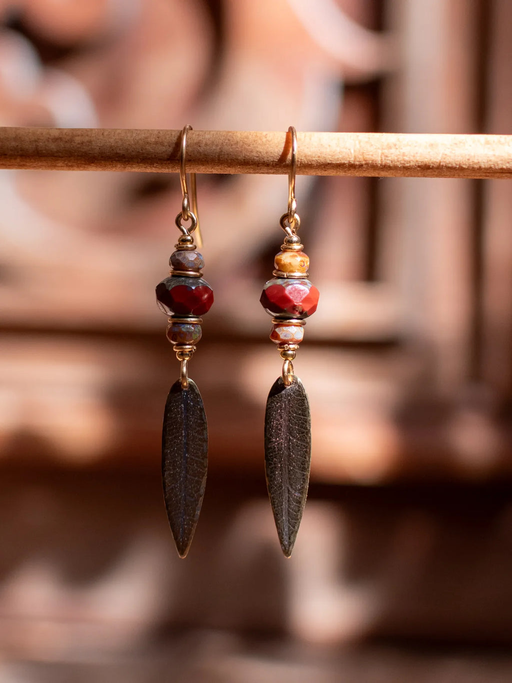 Boucles d’oreilles Folia – Perles en verre tchèque & feuilles de en laiton