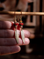 Boucles d’oreilles Folia – Perles en verre tchèque & feuilles de en laiton