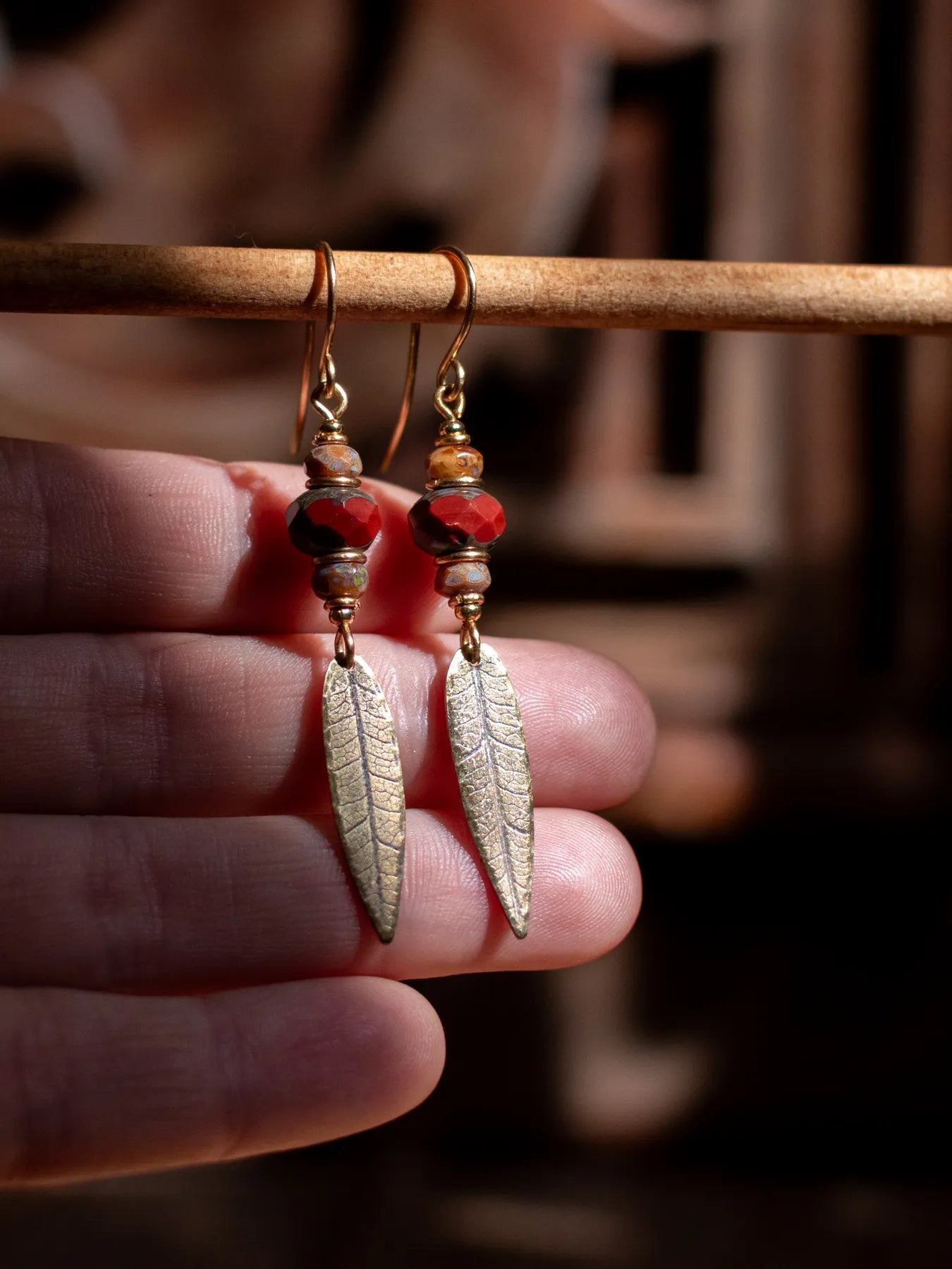 Boucles d’oreilles Folia – Perles en verre tchèque & feuilles de en laiton