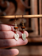 Boucles d’oreilles Folia – Perles en verre tchèque & feuilles de en laiton