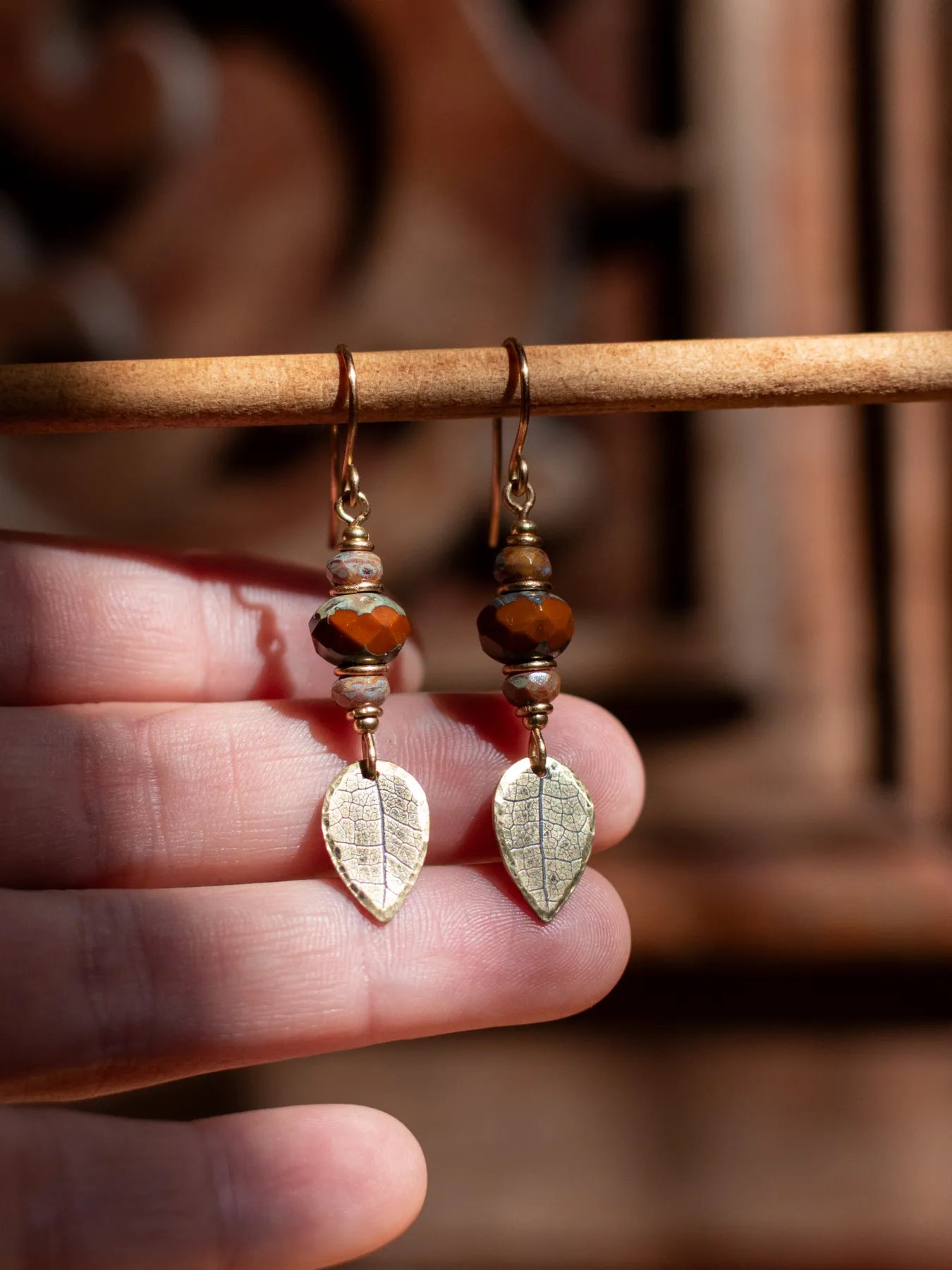 Boucles d’oreilles Folia – Perles en verre tchèque & feuilles de en laiton