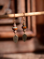 Boucles d’oreilles Folia – Perles en verre tchèque & feuilles de en laiton