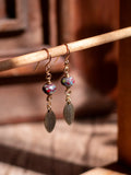 Boucles d’oreilles Folia – Perles en verre tchèque & feuilles de en laiton