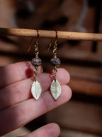 Boucles d’oreilles Folia – Perles en verre tchèque & feuilles de en laiton
