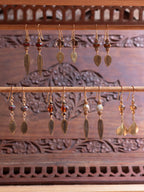 Boucles d’oreilles Folia – Perles en verre tchèques & feuilles en laiton