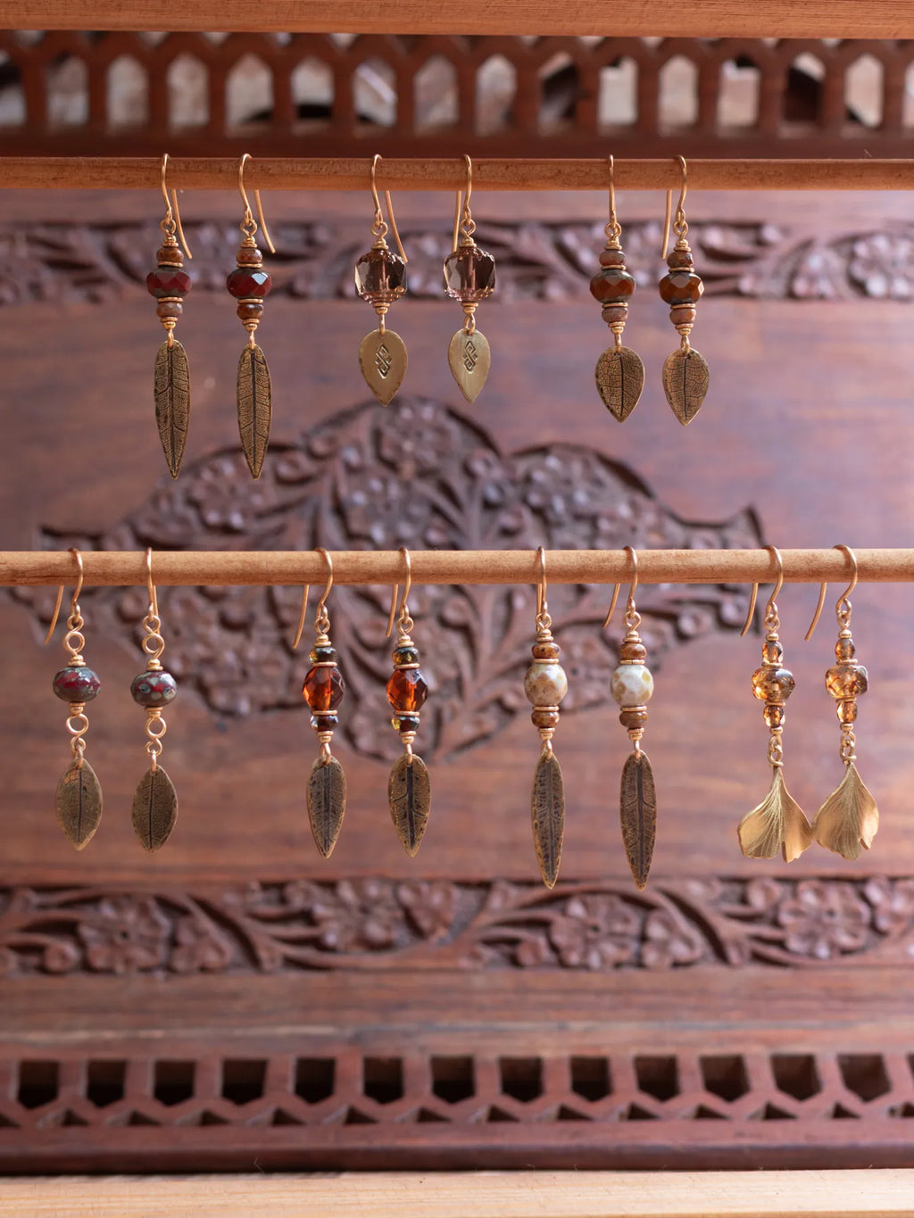 Boucles d’oreilles Folia – Perles en verre tchèque & feuilles de en laiton