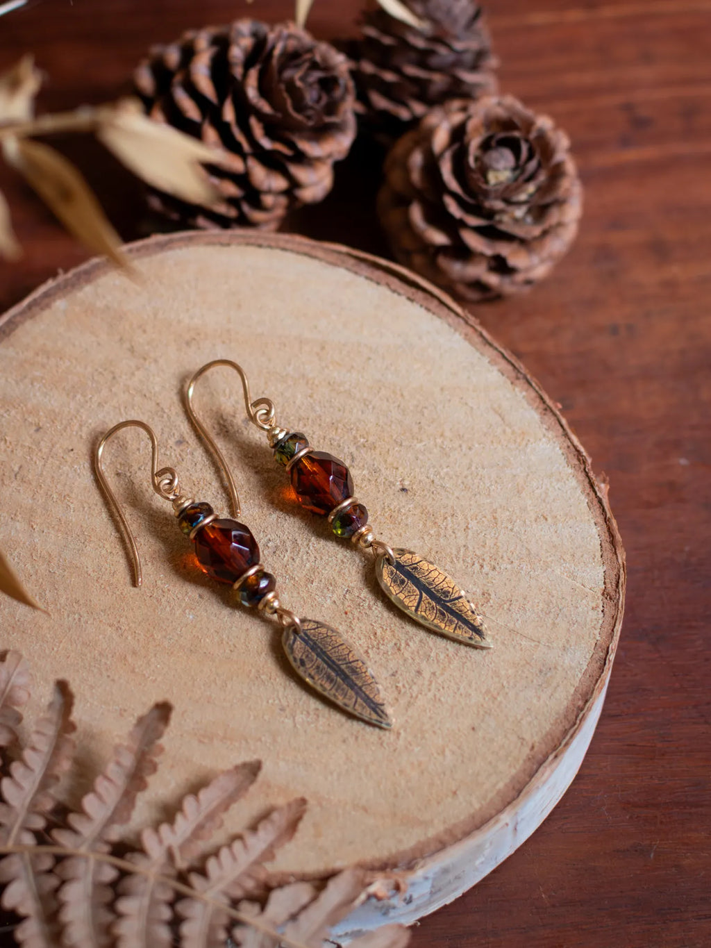 Boucles d’oreilles Folia – Perles en verre tchèques & feuilles en laiton