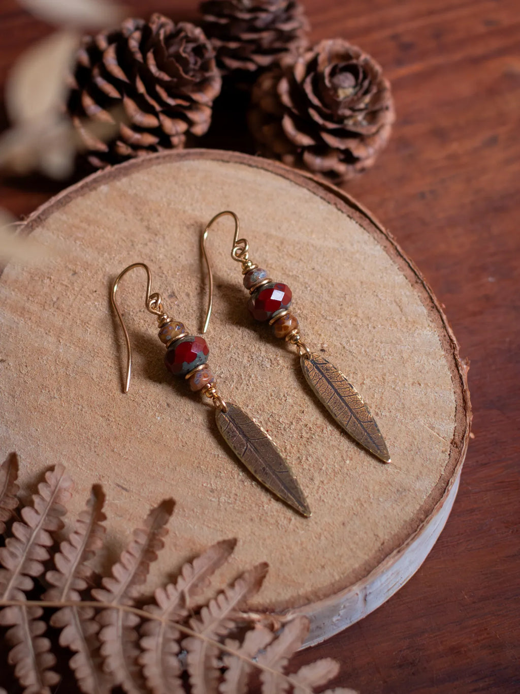 Boucles d’oreilles Folia – Perles en verre tchèque & feuilles de en laiton