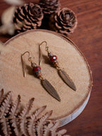 Boucles d’oreilles Folia – Perles en verre tchèque & feuilles de en laiton