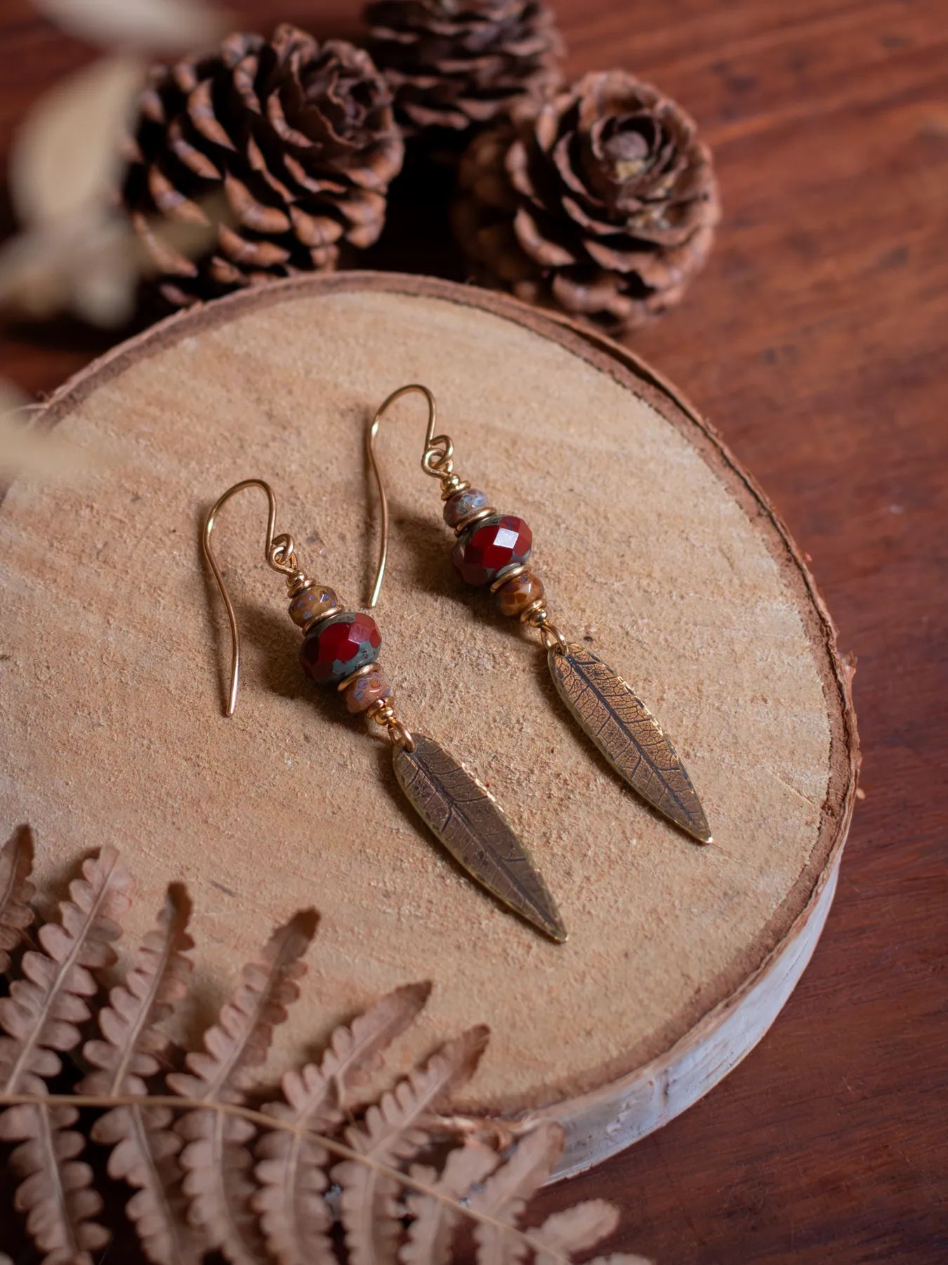 Boucles d’oreilles Folia – Perles en verre tchèque & feuilles de en laiton