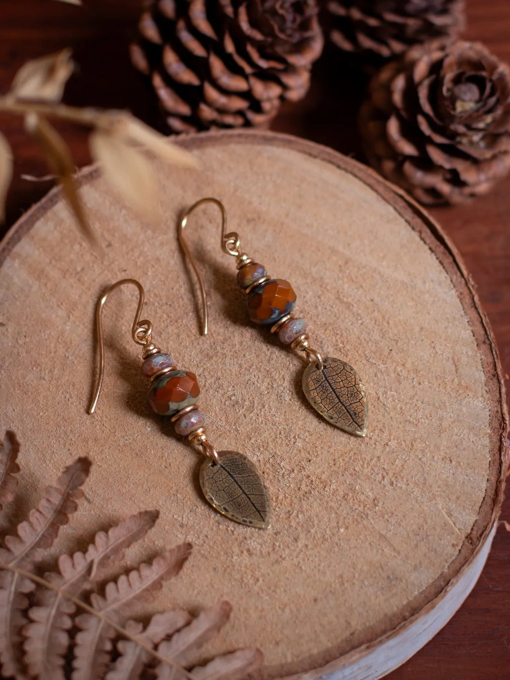 Boucles d’oreilles Folia – Perles en verre tchèque & feuilles de en laiton