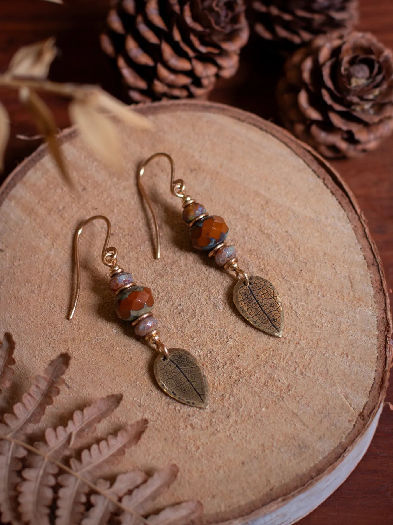 Boucles d’oreilles Folia – Perles en verre tchèque & feuilles de en laiton