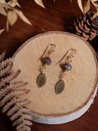 Boucles d’oreilles Folia – Perles en verre tchèque & feuilles de en laiton