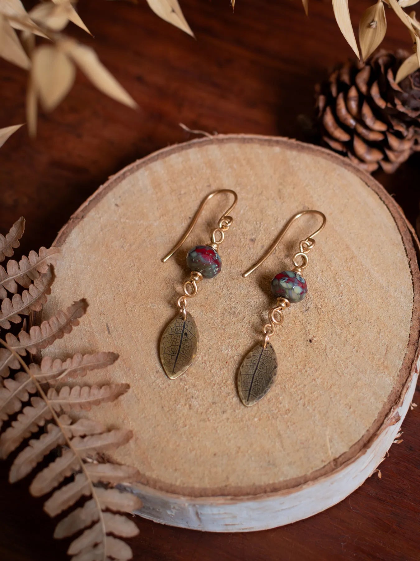 Boucles d’oreilles Folia – Perles en verre tchèque & feuilles de en laiton