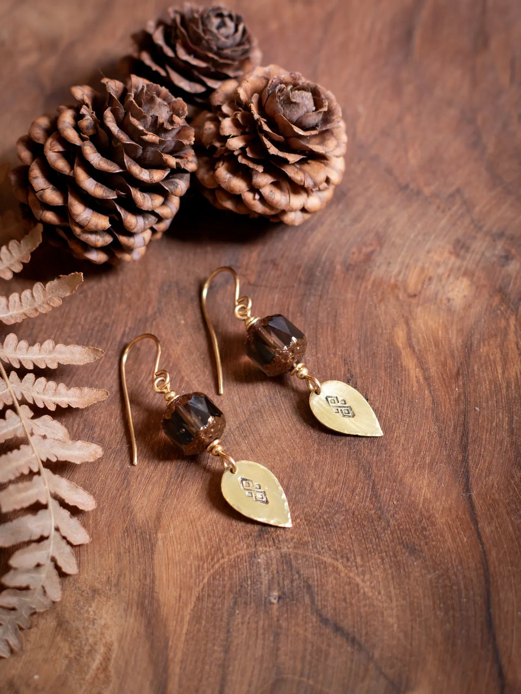 Boucles d’oreilles Folia – Perles en verre tchèque & feuilles de en laiton