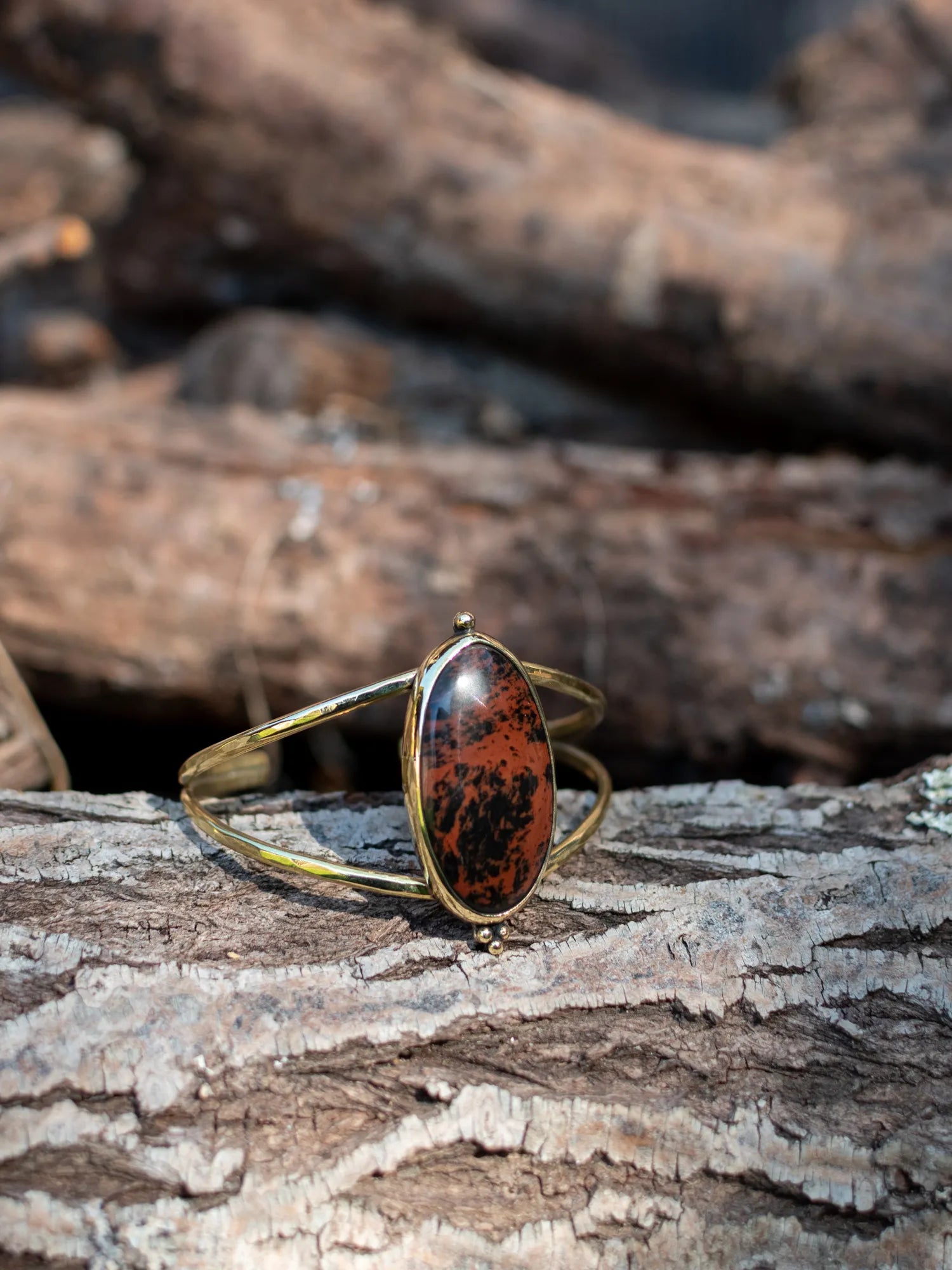 Bracelet manchette avec une obsidienne acajou