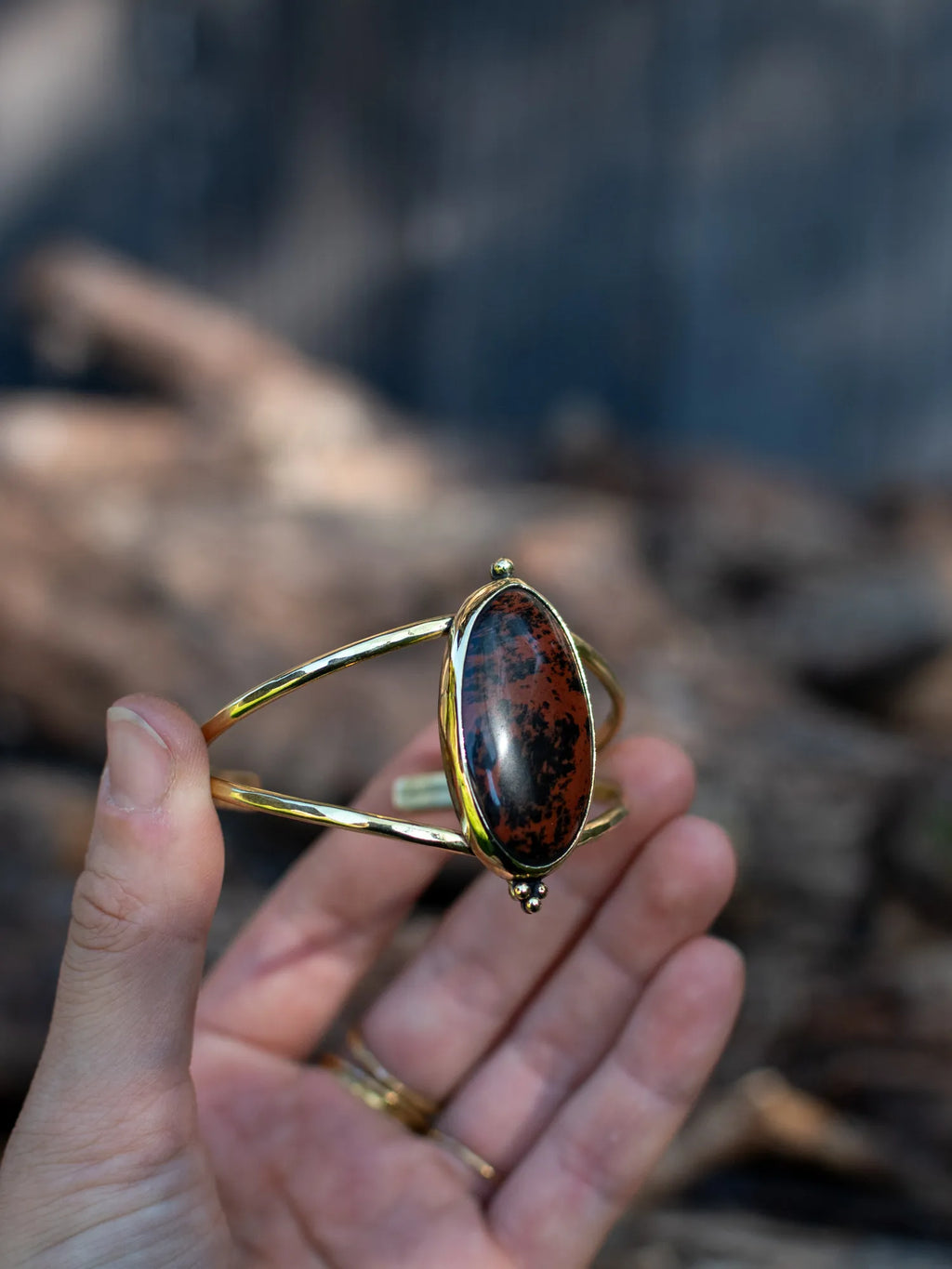 Bracelet manchette avec une obsidienne acajou