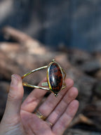 Bracelet manchette avec une obsidienne acajou