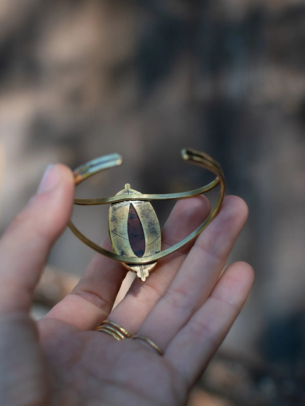 Bracelet manchette avec une obsidienne acajou