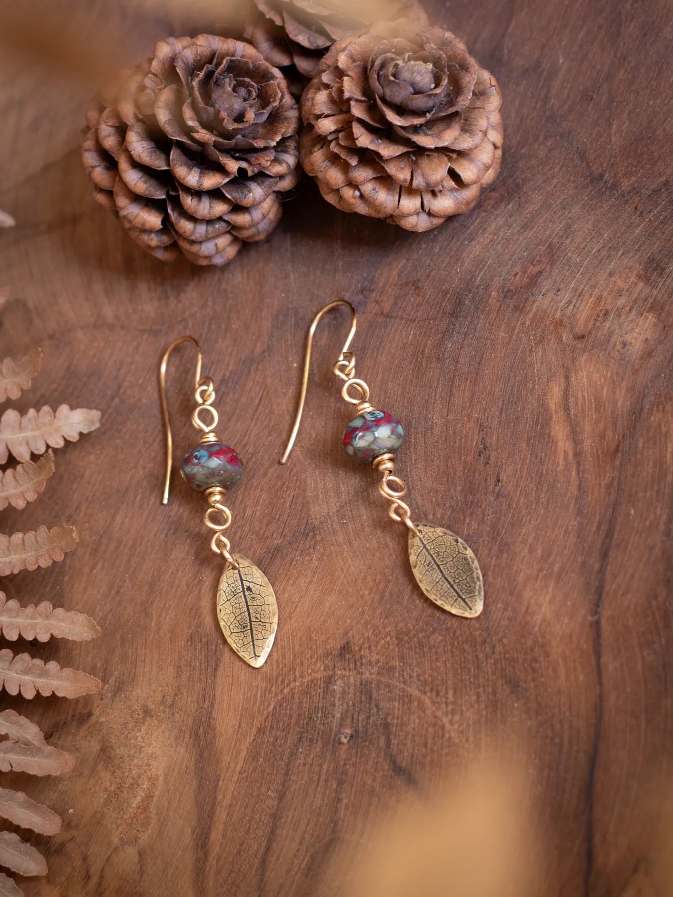Boucles d’oreilles Folia – Perles en verre tchèque & feuilles de en laiton