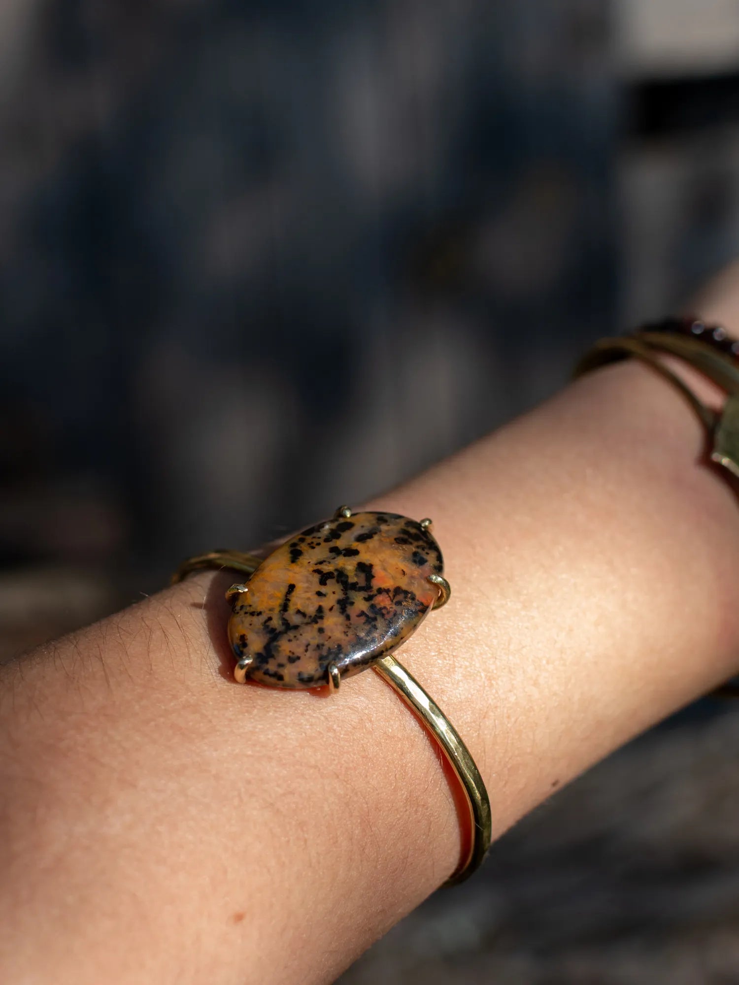 Bracelet griffe en laiton, avec une agate cheetah