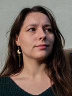 Boucles d’oreilles artisanales en laiton et perles en verre tchèque – Lunes bleues