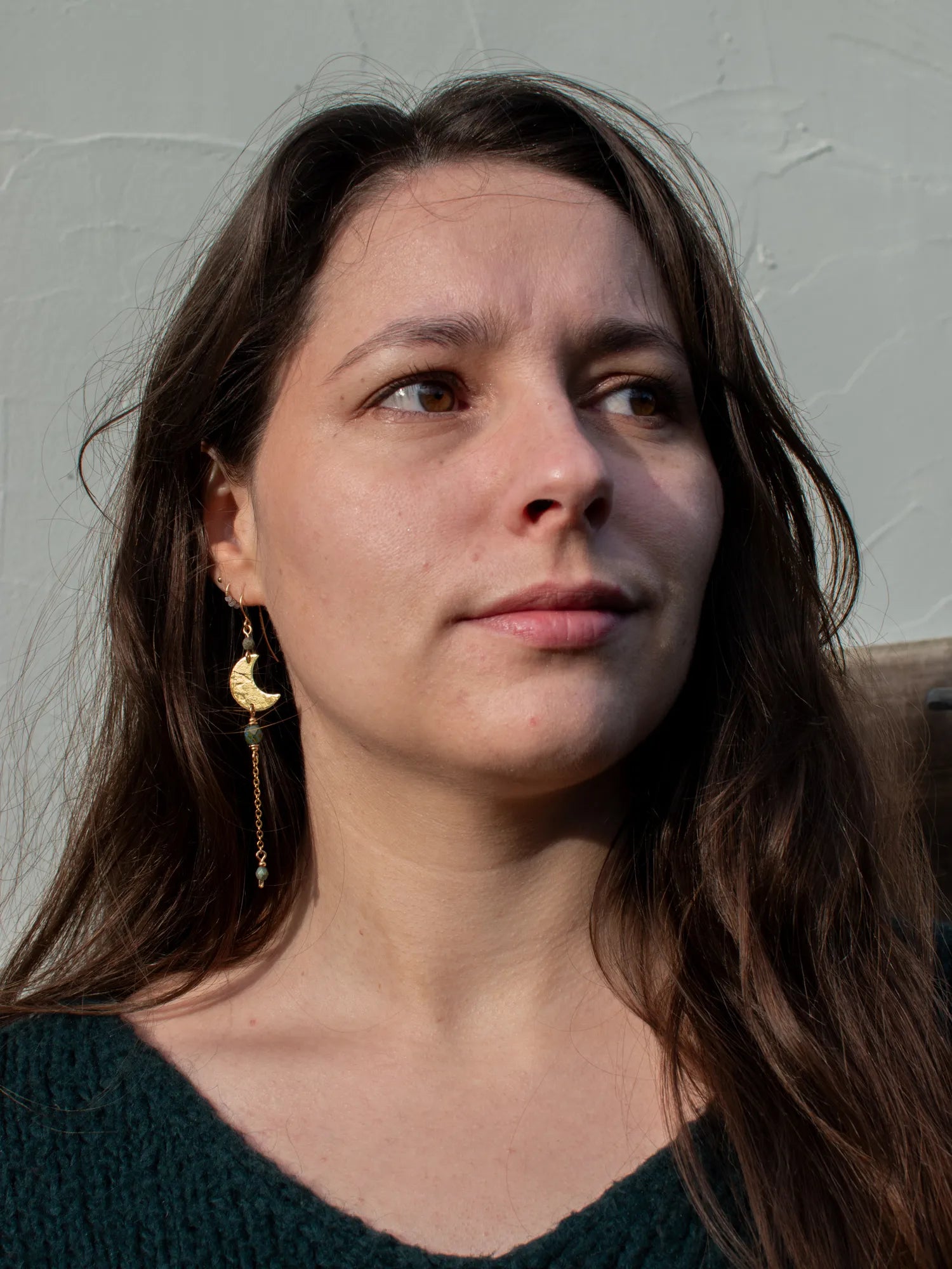 Boucles d’oreilles artisanales en laiton et perles en verre tchèque – Lunes bleues